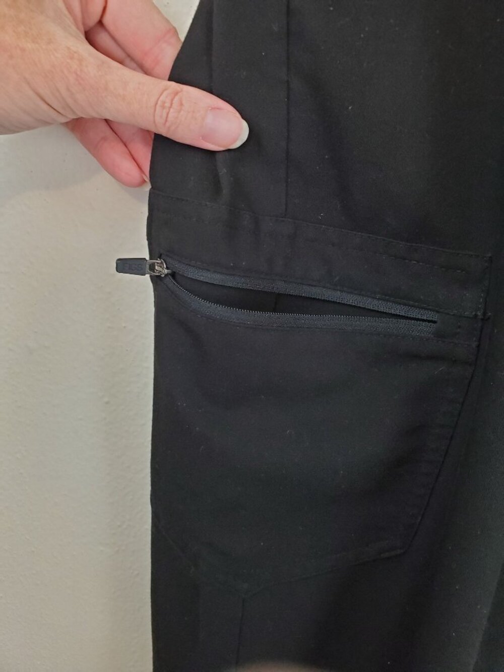 Figs Zamora Jogger scrub pants in black - Picture 8 of 11